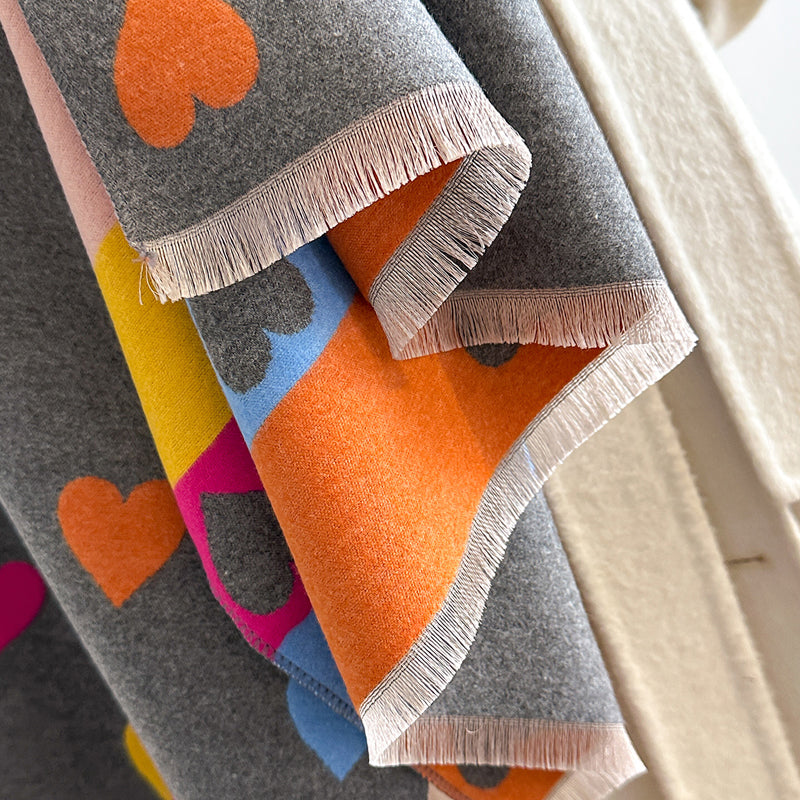 Bufanda para mujer con estampado de corazones y flecos