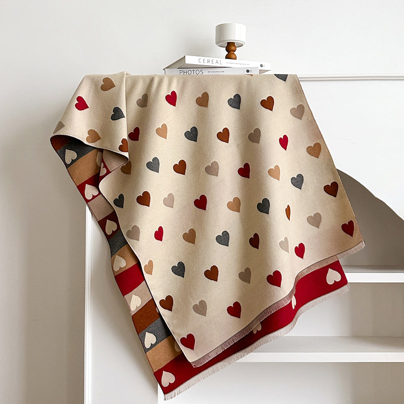 Bufanda para mujer con estampado de corazones y flecos
