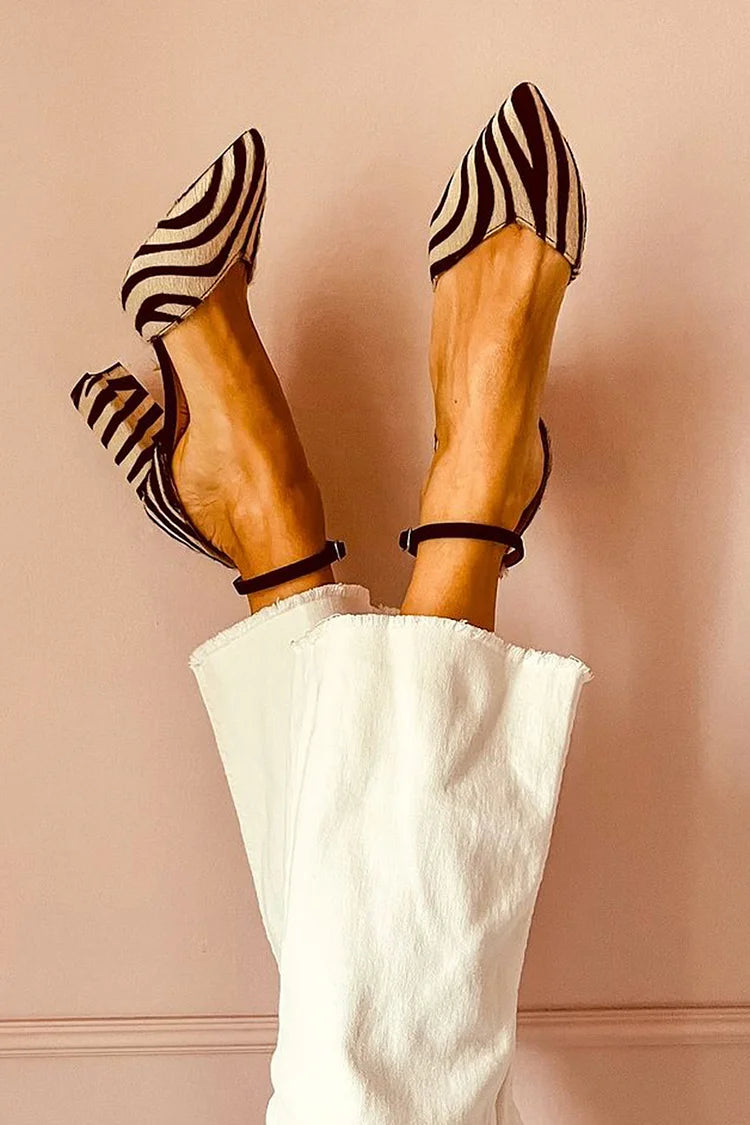 Décolleté a punta con stampa zebra e cinturino alla caviglia