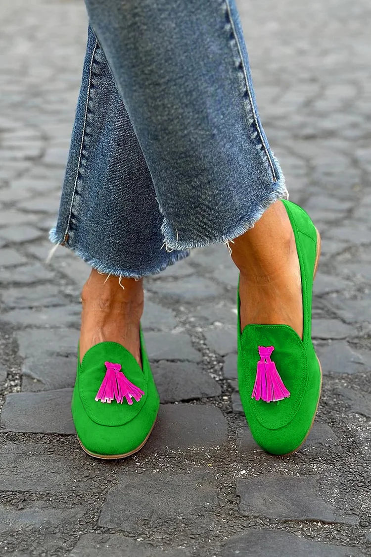 MOCASÍN VERDE CON BORLA FUCSIA
