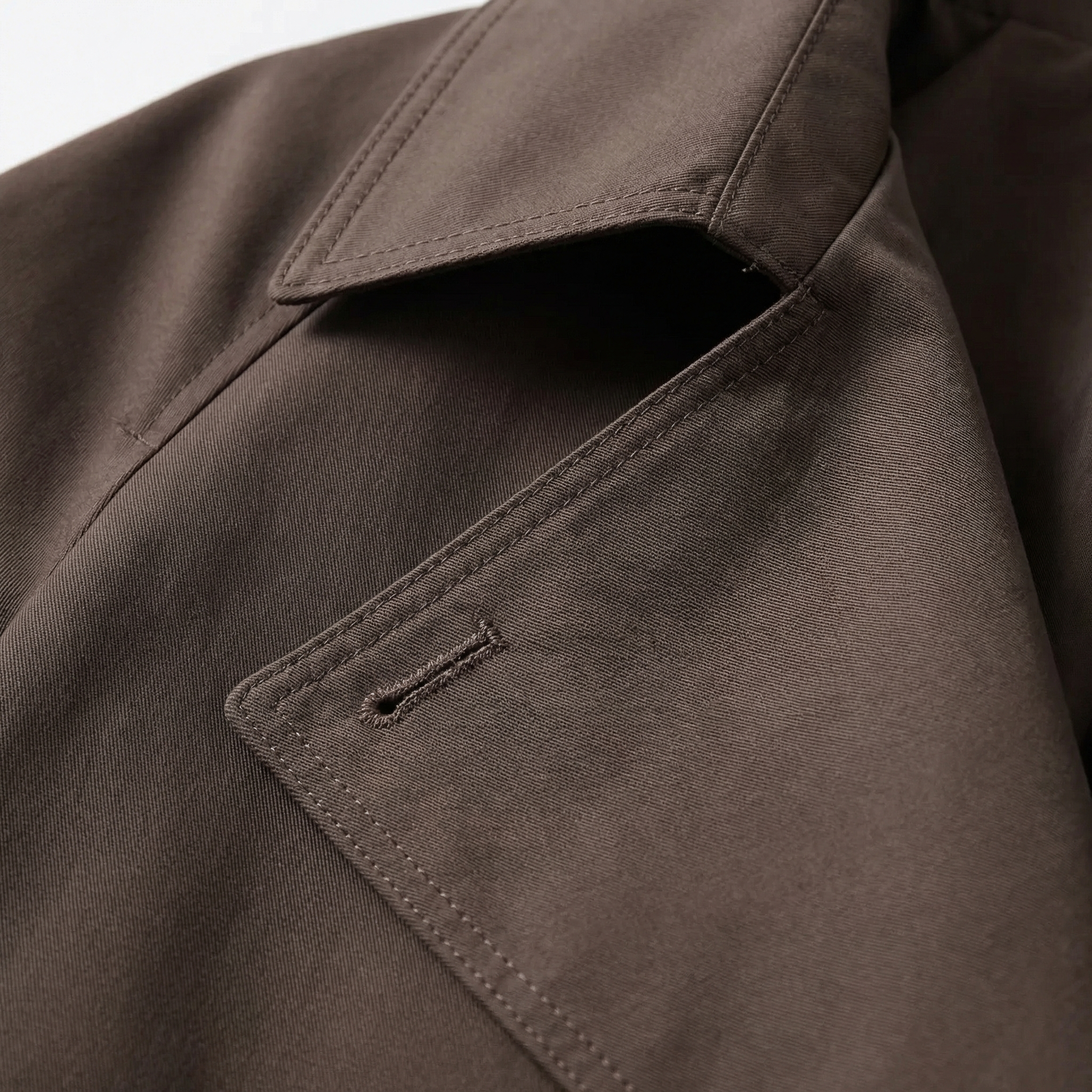 Trench da donna in cotone dal taglio sartoriale ispirato allo stile britannico