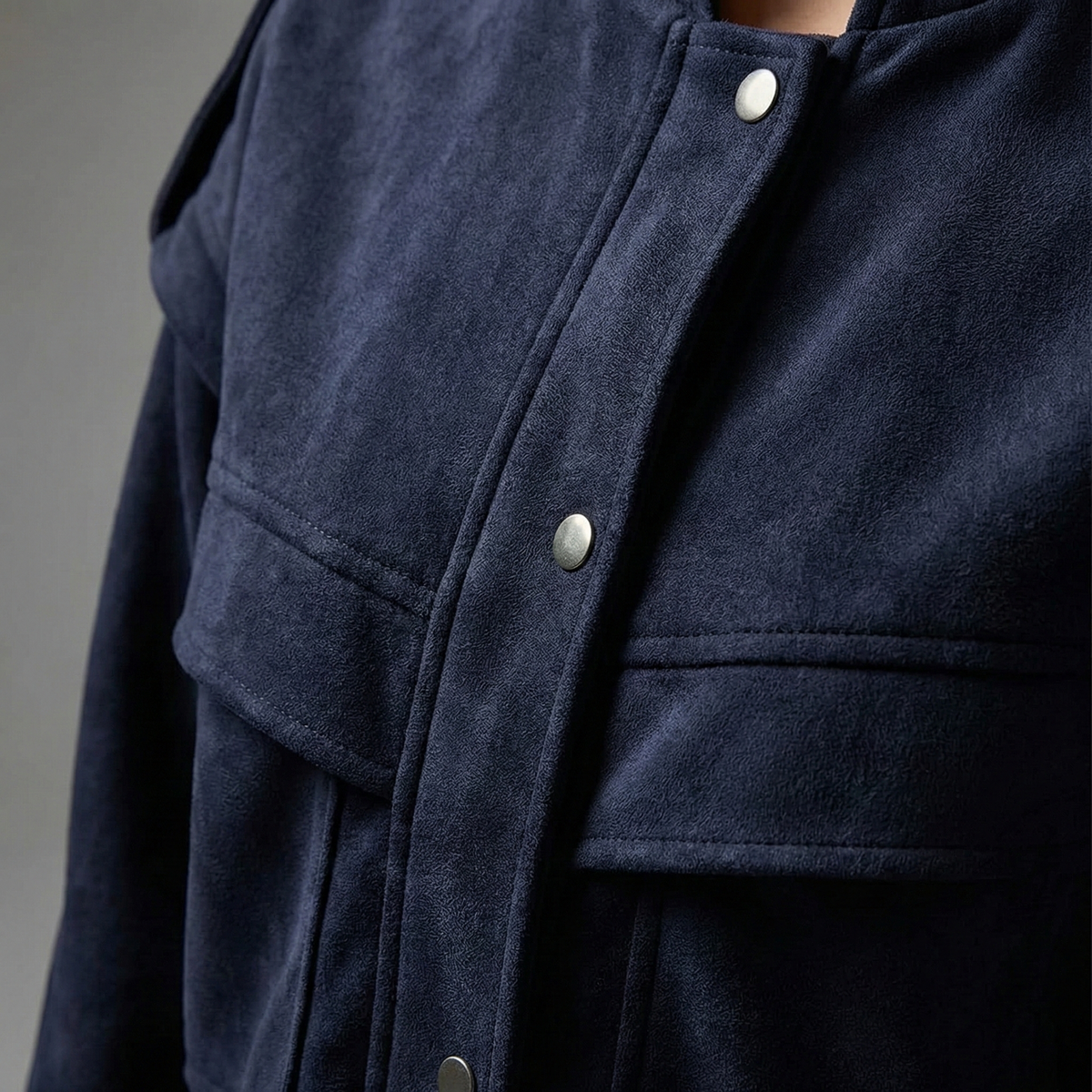 Veste pour femme en suédine, boutonnage simple et poches spacieuses