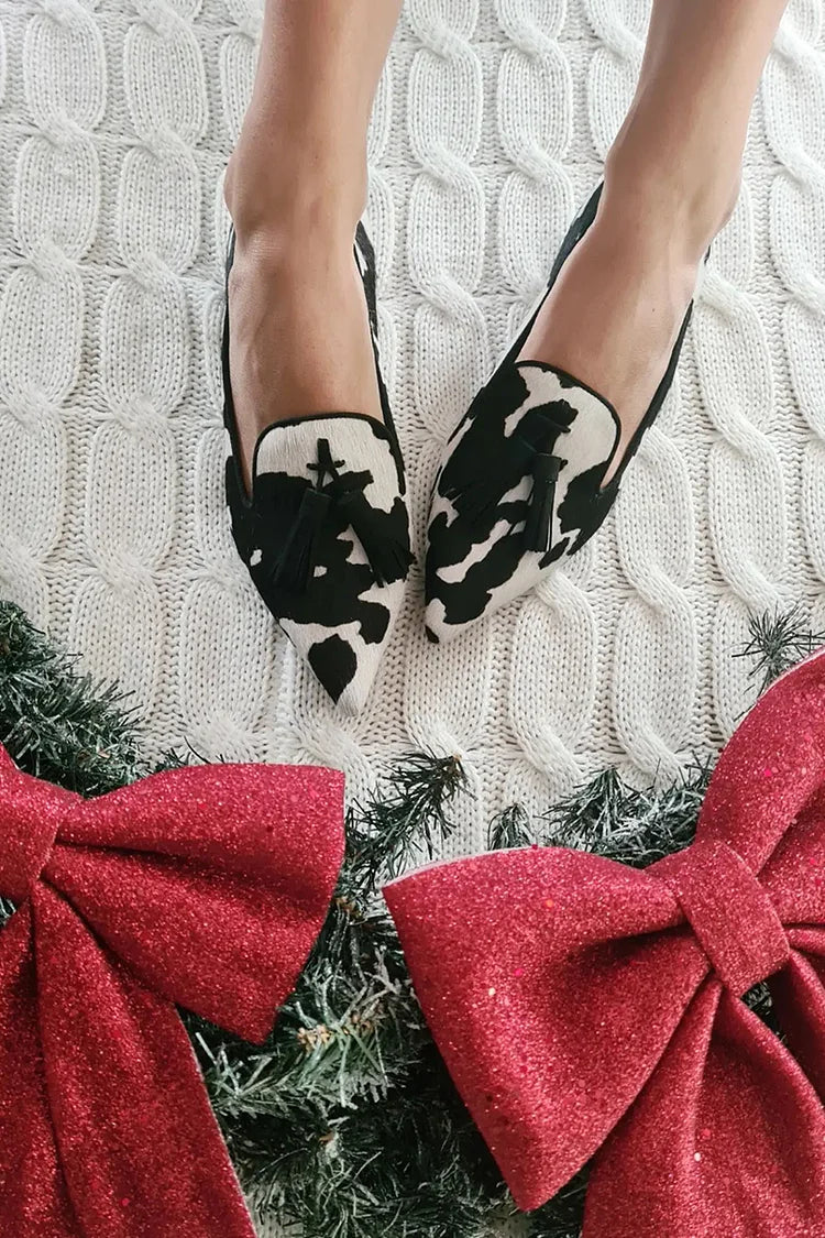 MOCASINES CON ESTAMPADO DE VACA Y BORLAS