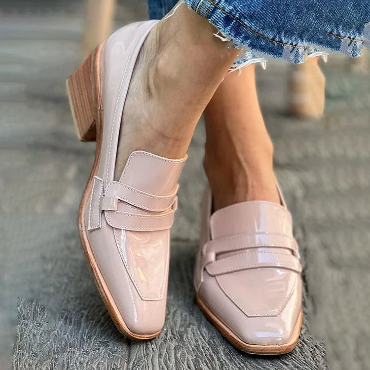 MOCASINES CON TACÓN ANCHO BRILLANTE