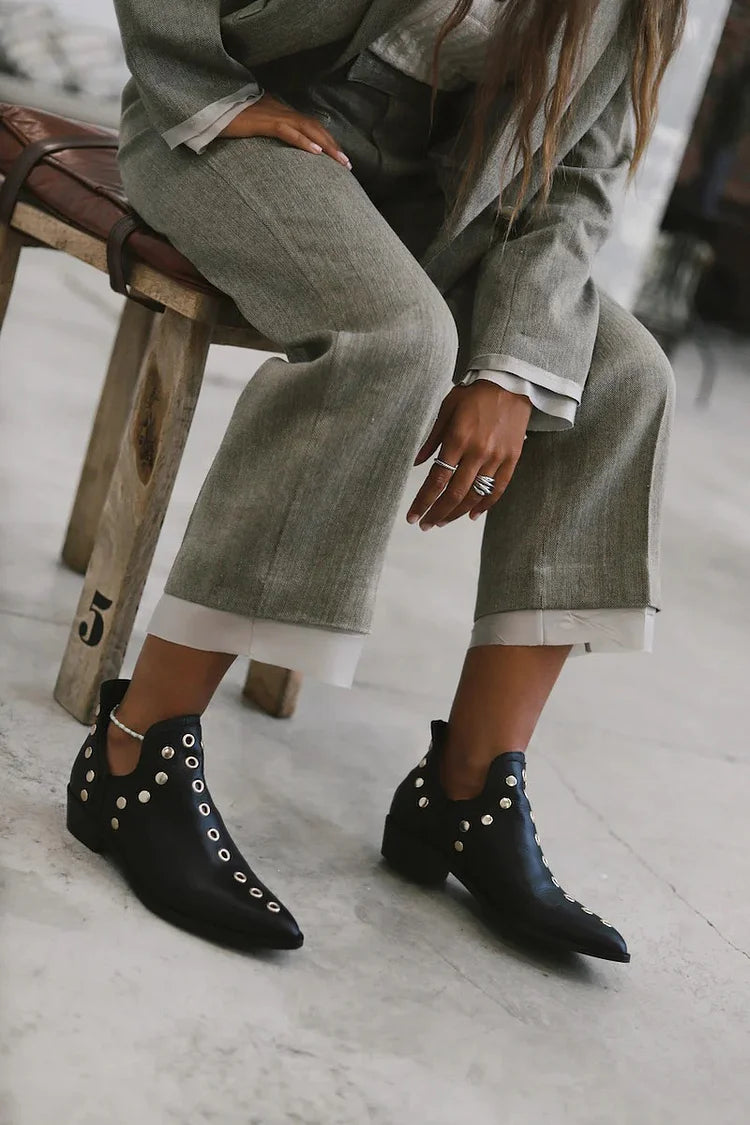 Spitzer Nieten-Stiefelette