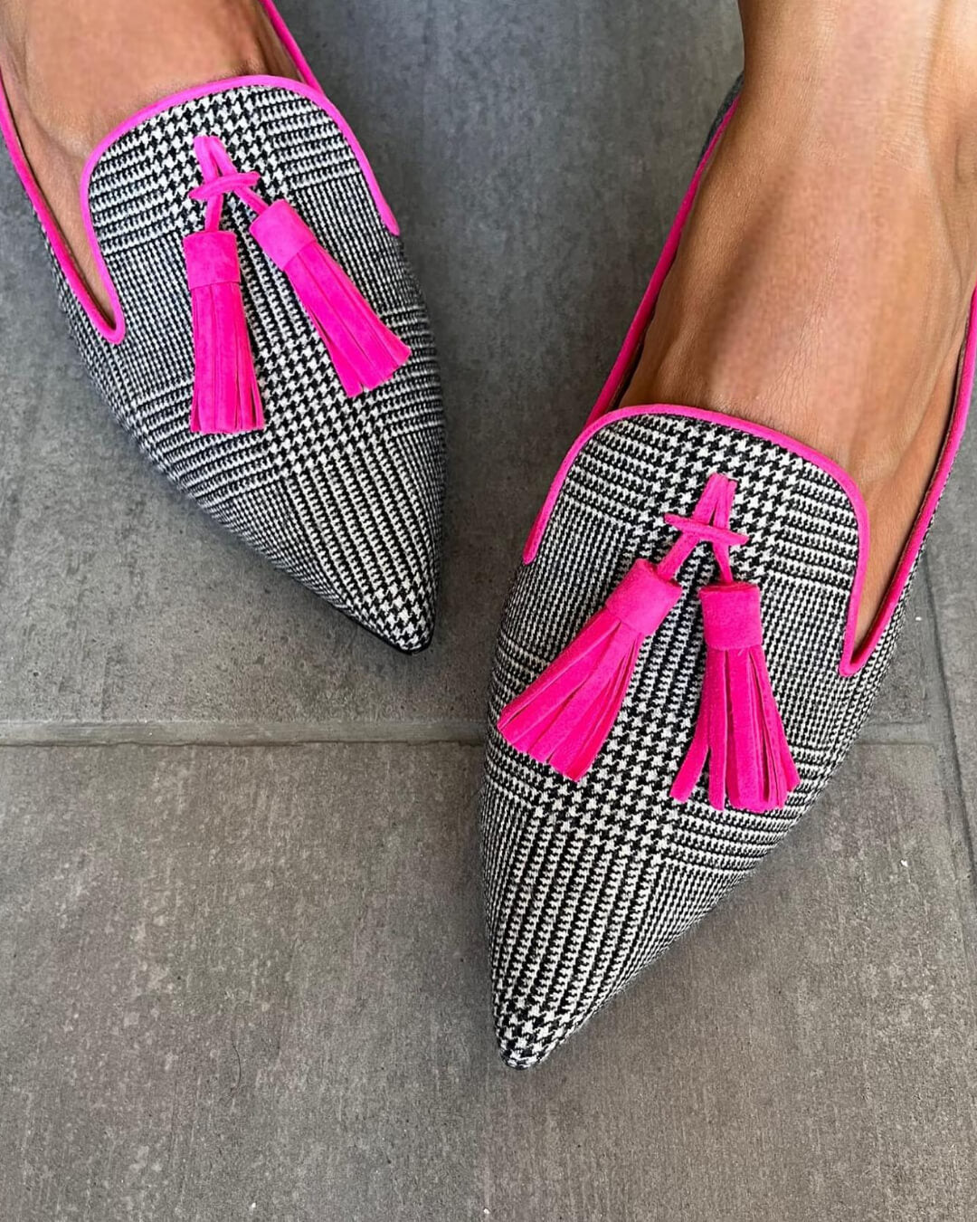 MOCASÍN PUNTEADO CON FLECOS FLUORESCENTES