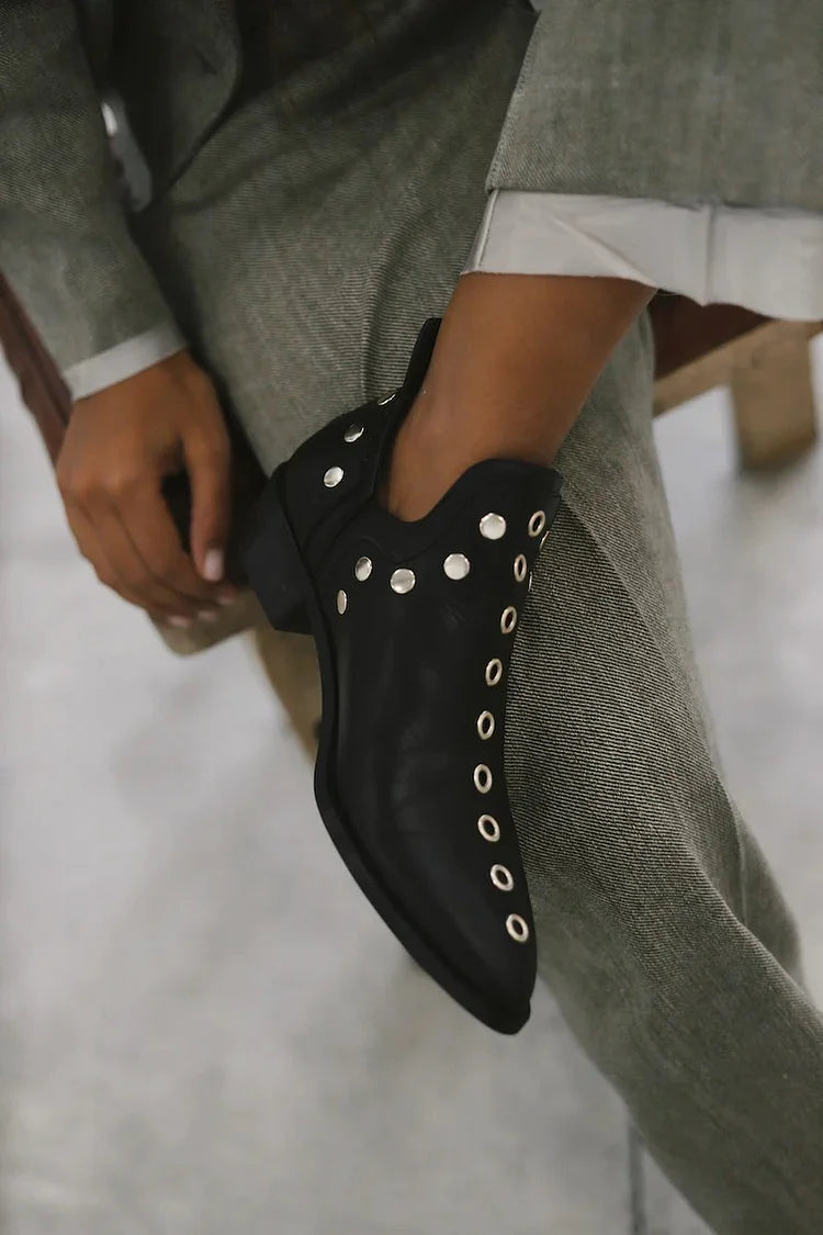 Spitzer Nieten-Stiefelette
