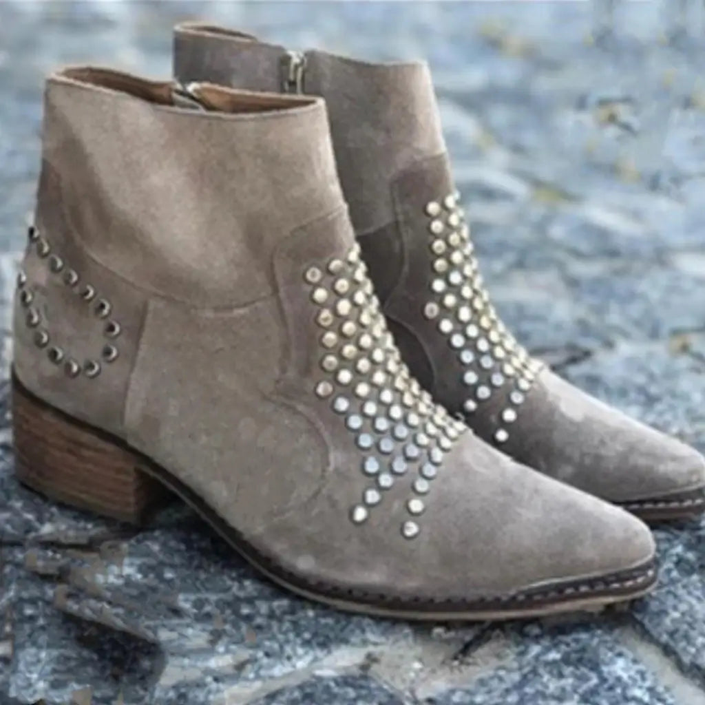 Knöchelhohe Stiefel mit Nieten