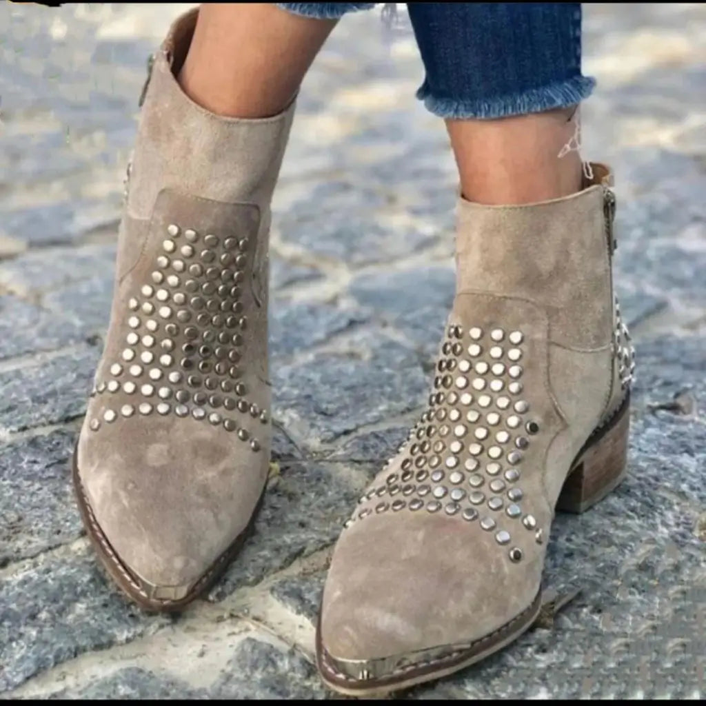 Knöchelhohe Stiefel mit Nieten