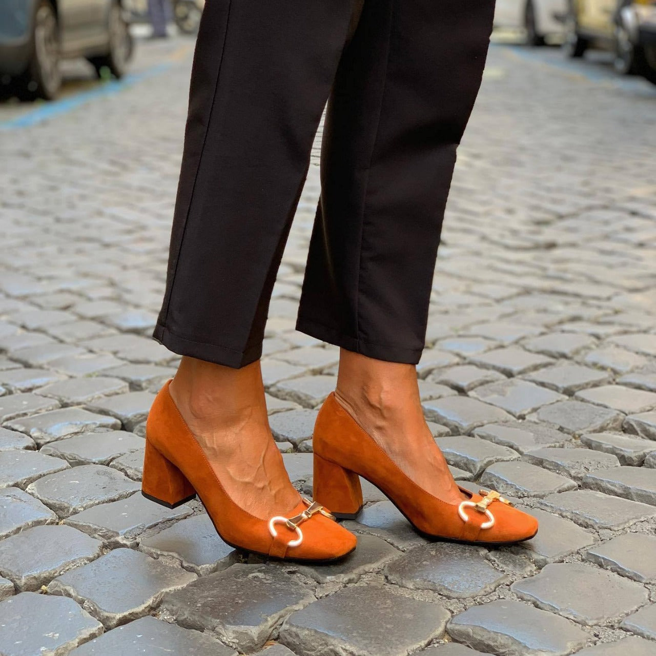ZAPATOS DE TACÓN ELEGANTES CON DETALLE DORADO