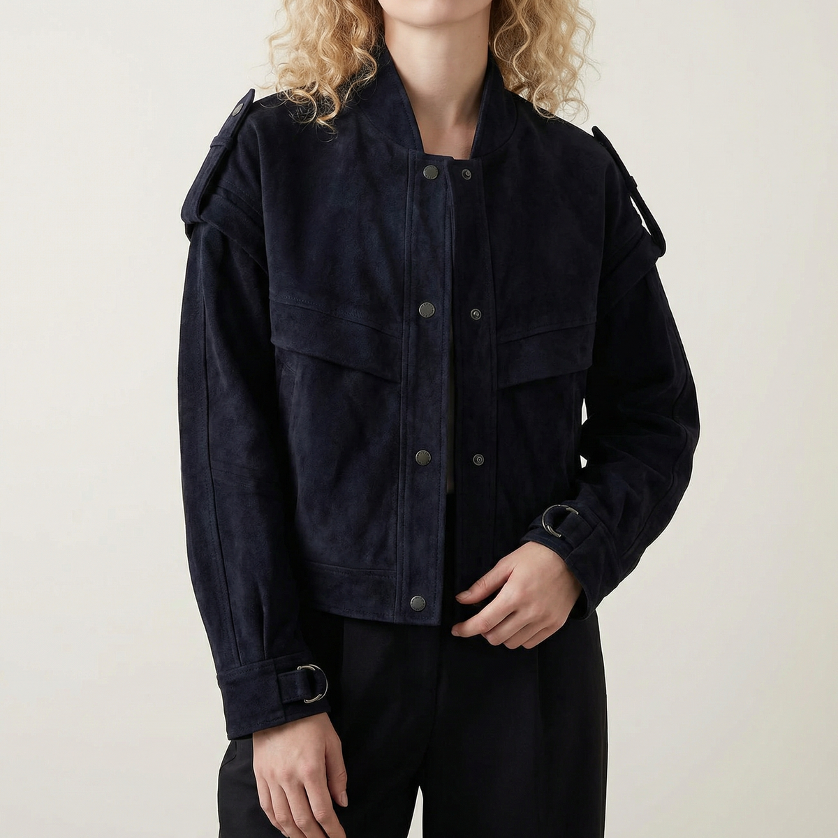 Veste pour femme en suédine, boutonnage simple et poches spacieuses