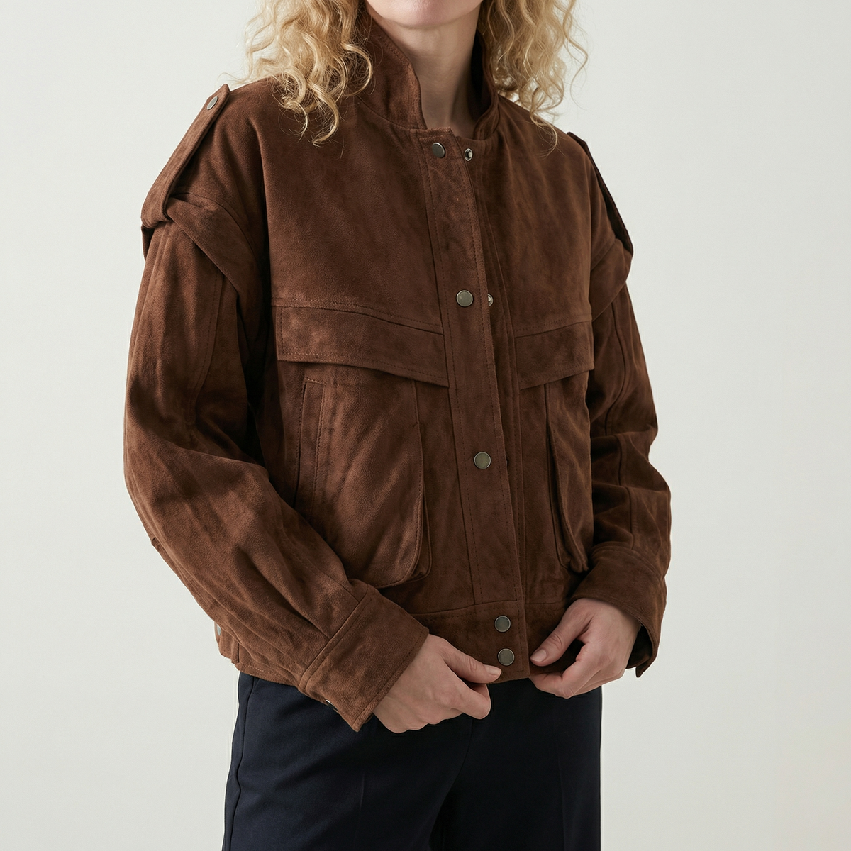 Veste pour femme en suédine, boutonnage simple et poches spacieuses