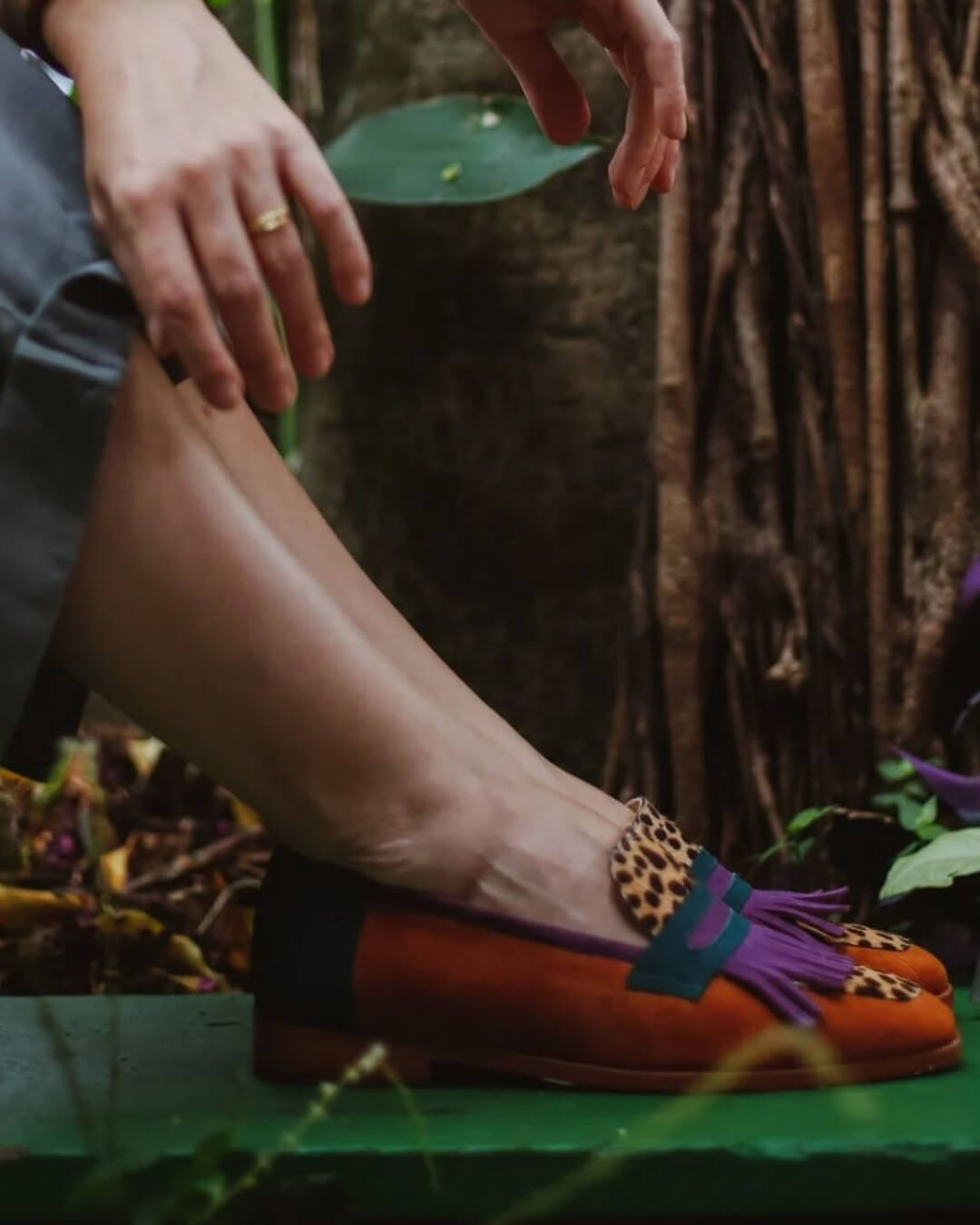 MOCASÍN CON FLECOS Y ESTAMPADO ANIMAL