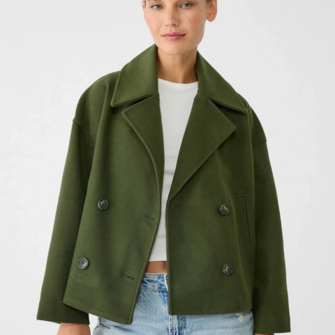 Cappotto corto doppiopetto da donna dalla silhouette sartoriale