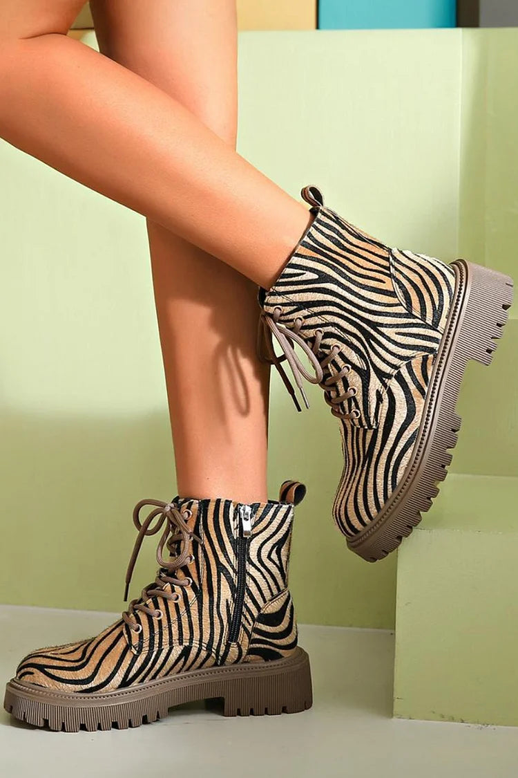 BOTAS DE CORDONES CON ESTAMPADO DE CEBRA