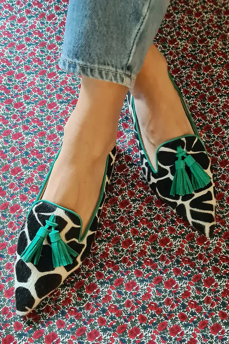 MOCASÍN PUNTEADO CON ESTAMPADO DE JIRAFA Y FLECOS VERDES