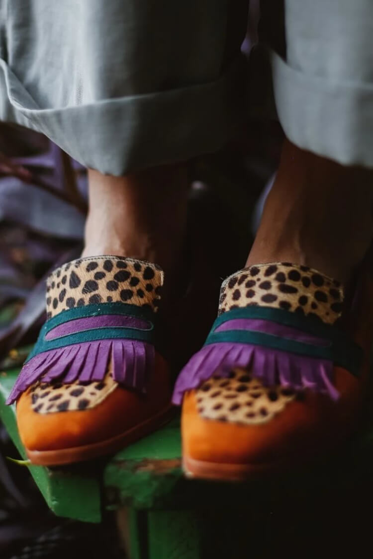 MOCASÍN CON FLECOS Y ESTAMPADO ANIMAL