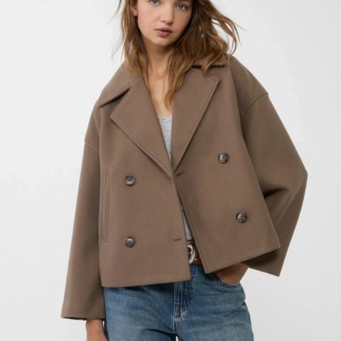 Cappotto corto doppiopetto da donna dalla silhouette sartoriale