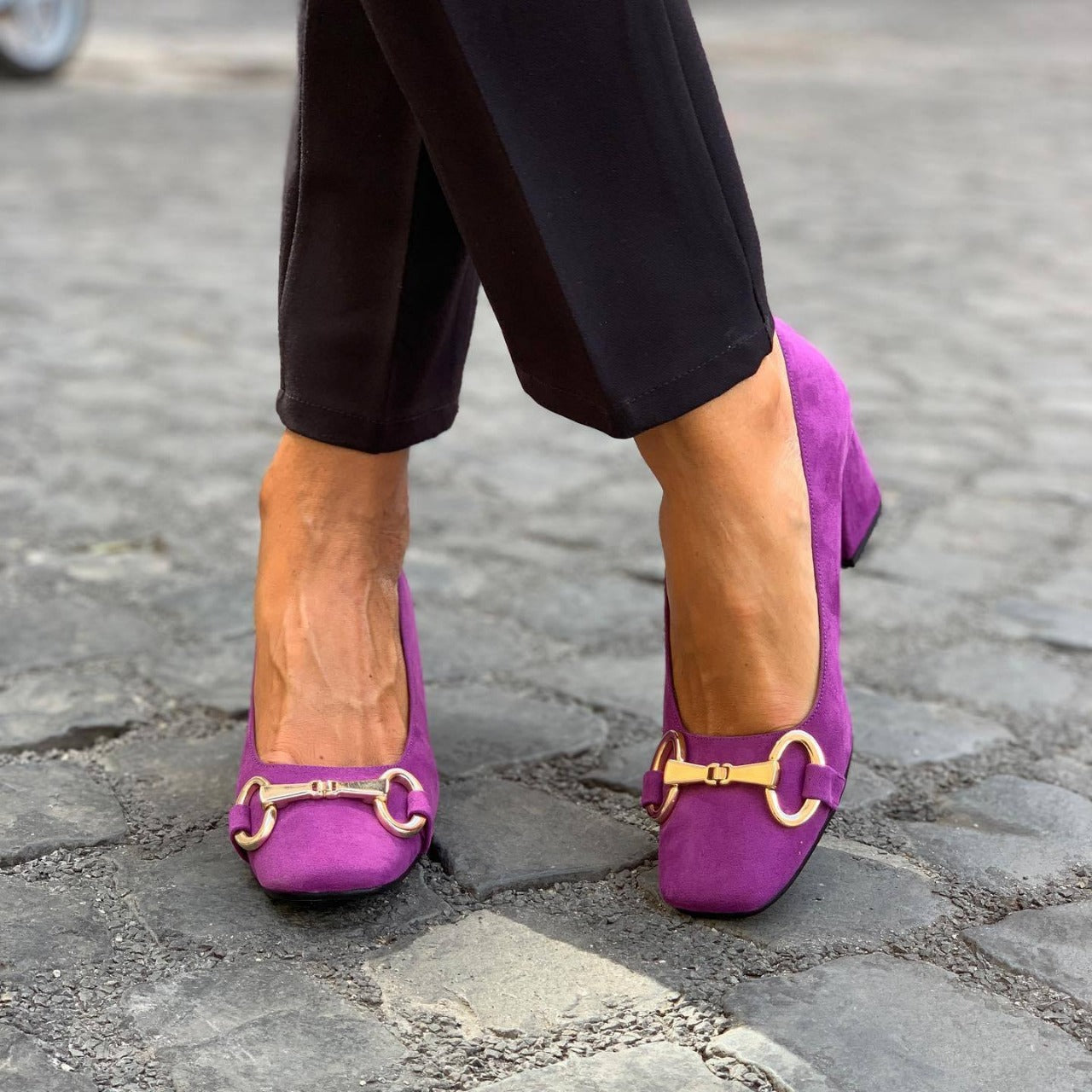 ZAPATOS DE TACÓN ELEGANTES CON DETALLE DORADO