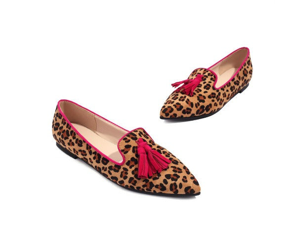 MOCASÍN PUNTEADO CON BORLAS ROJAS
