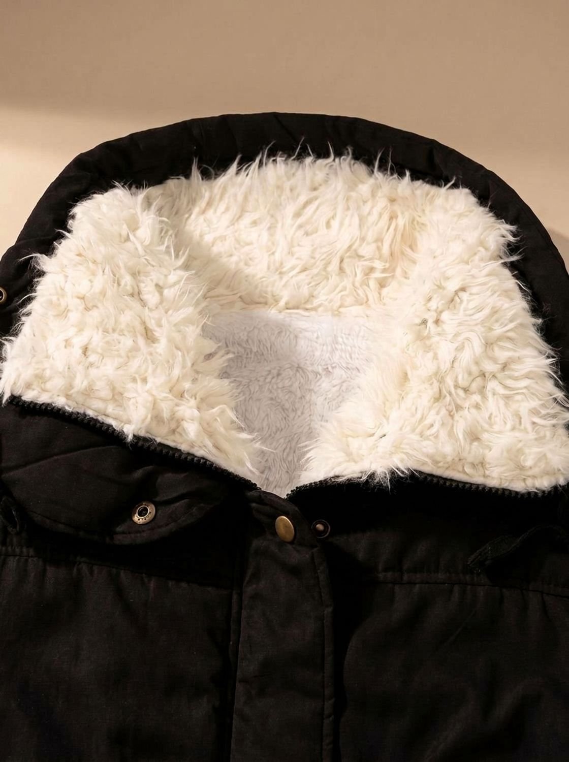 Parka da donna di media lunghezza con collo in pelliccia sintetica