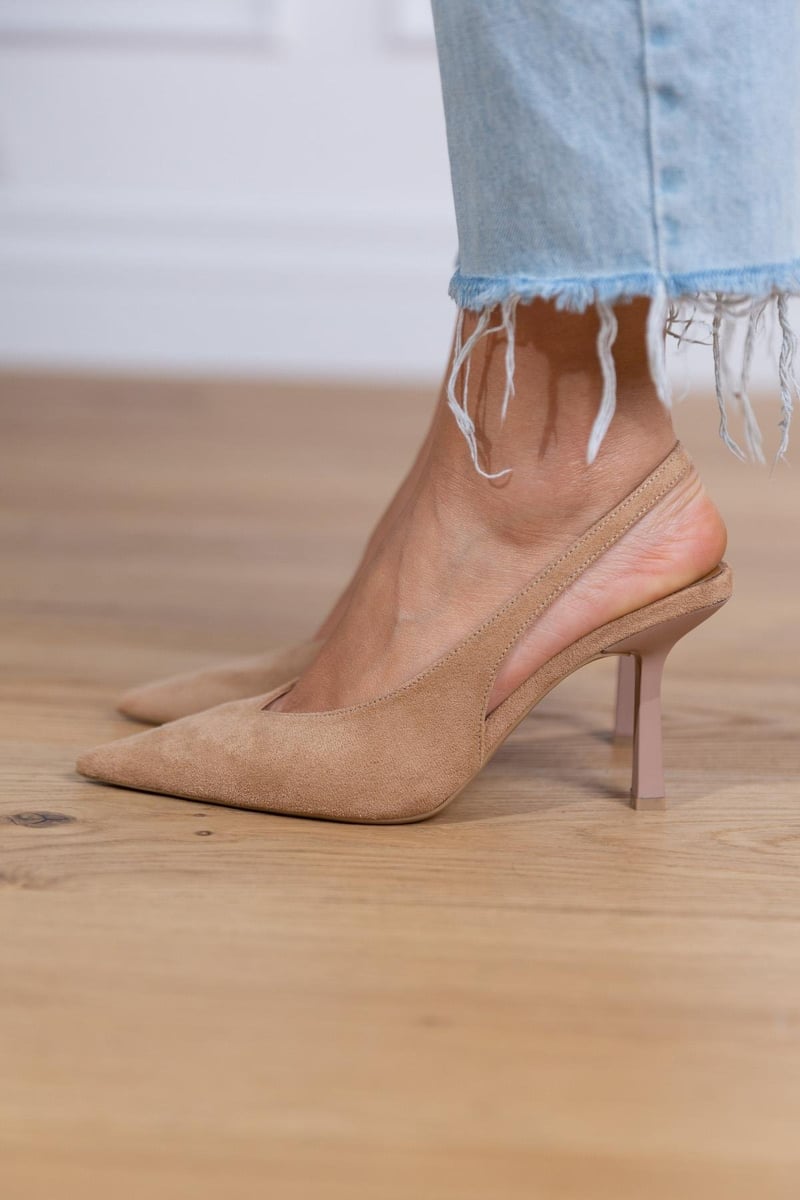 Tacones de ante con tira trasera