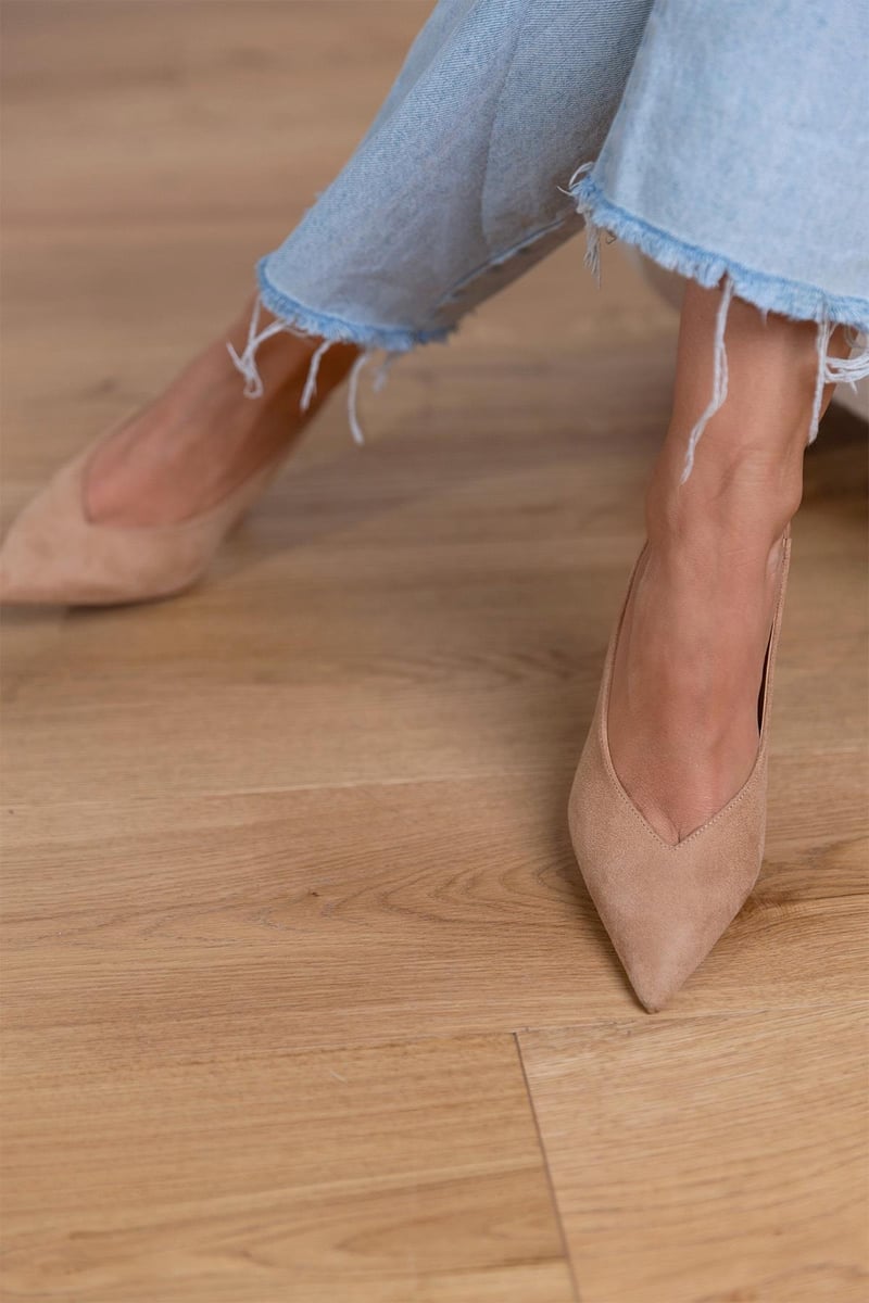 Tacones de ante con tira trasera