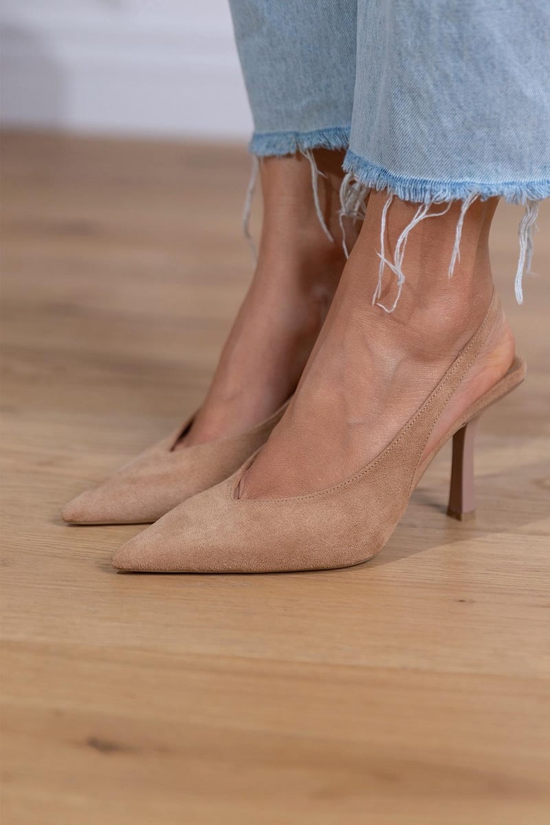 Tacones de ante con tira trasera