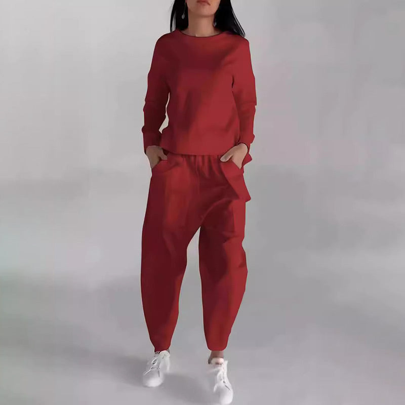 Sporty casual women's suit with several pockets